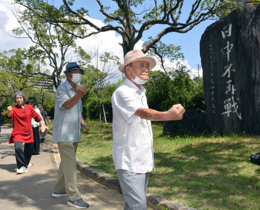 日中不再戦碑の前で太極拳を披露し、平和を願う元残留孤児ら（高知市桜馬場）