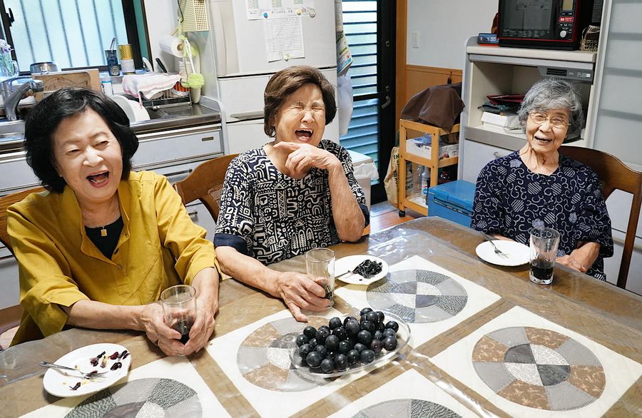 毎週末欠かさず女子会を開いている3姉妹。右から中平孝子さん、西森佐由さん、西川律さん(高知市春野町芳原)