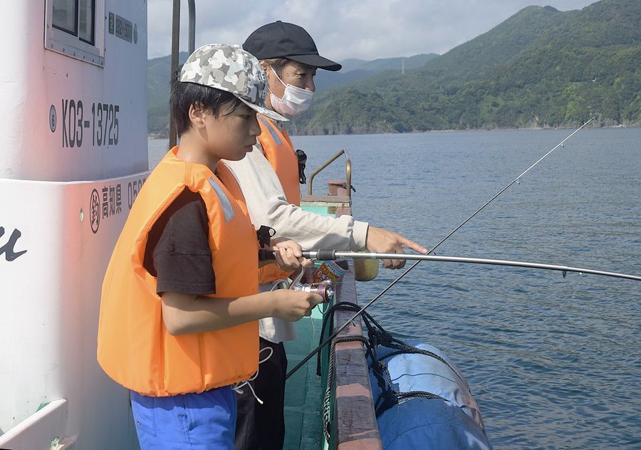 メジカの新子を狙うツアーの参加者。残念ながら釣果はゼロだった（須崎沖）