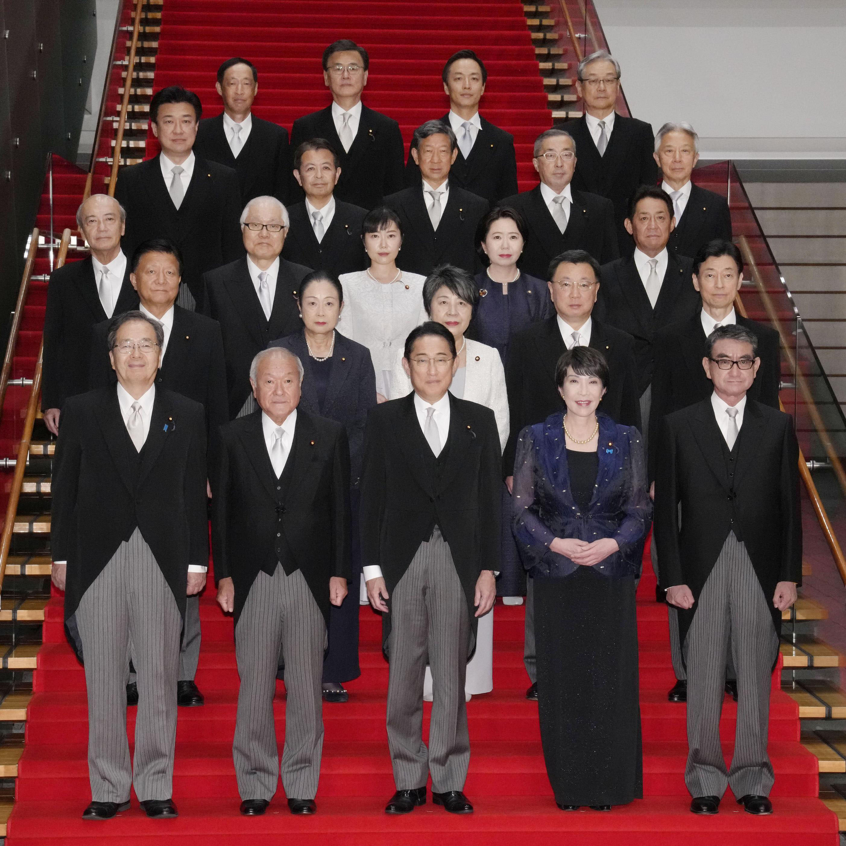 岸田首相が内閣改造 女性大臣は最多の5人 | 高知新聞