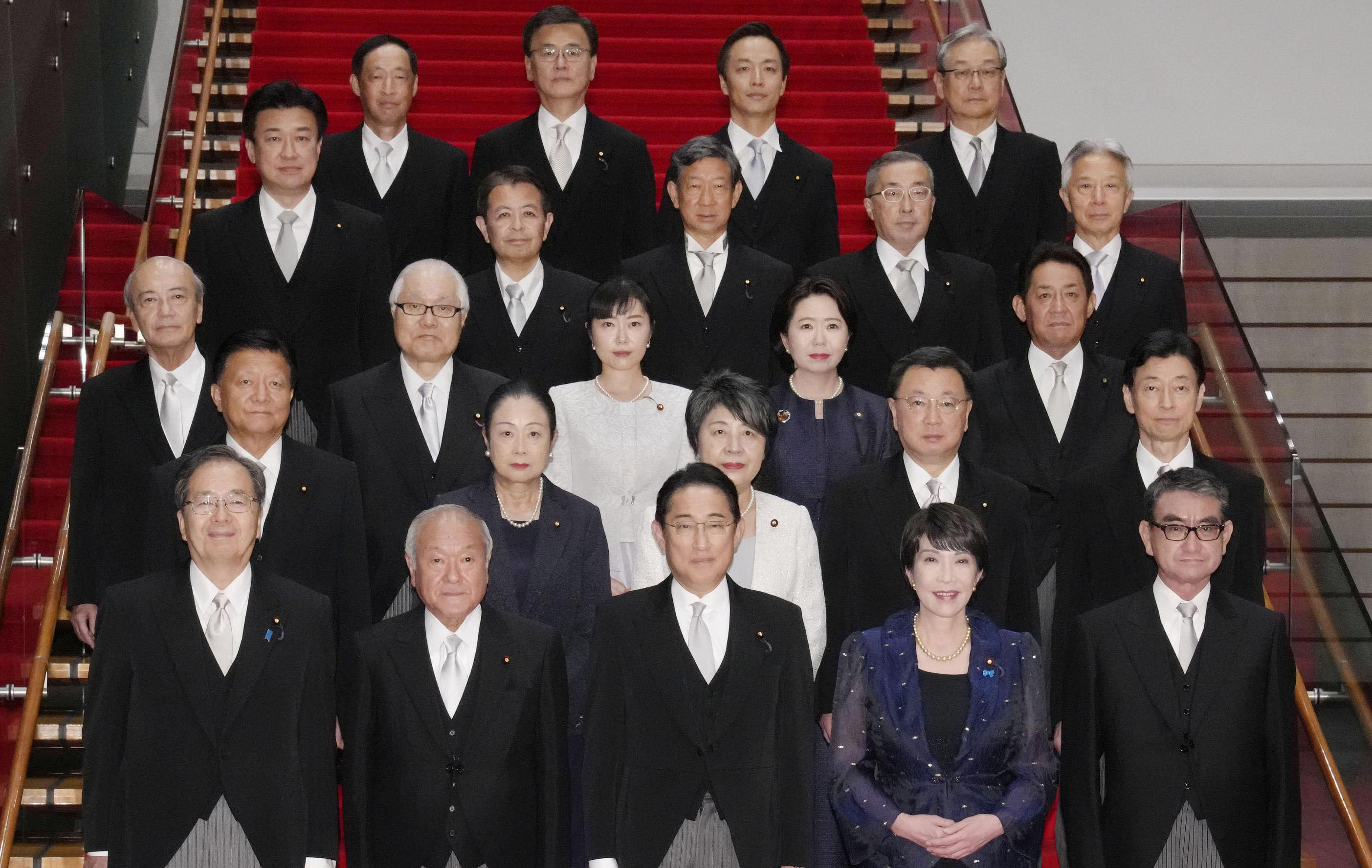 岸田首相が内閣改造 女性大臣は最多の5人 | 高知新聞