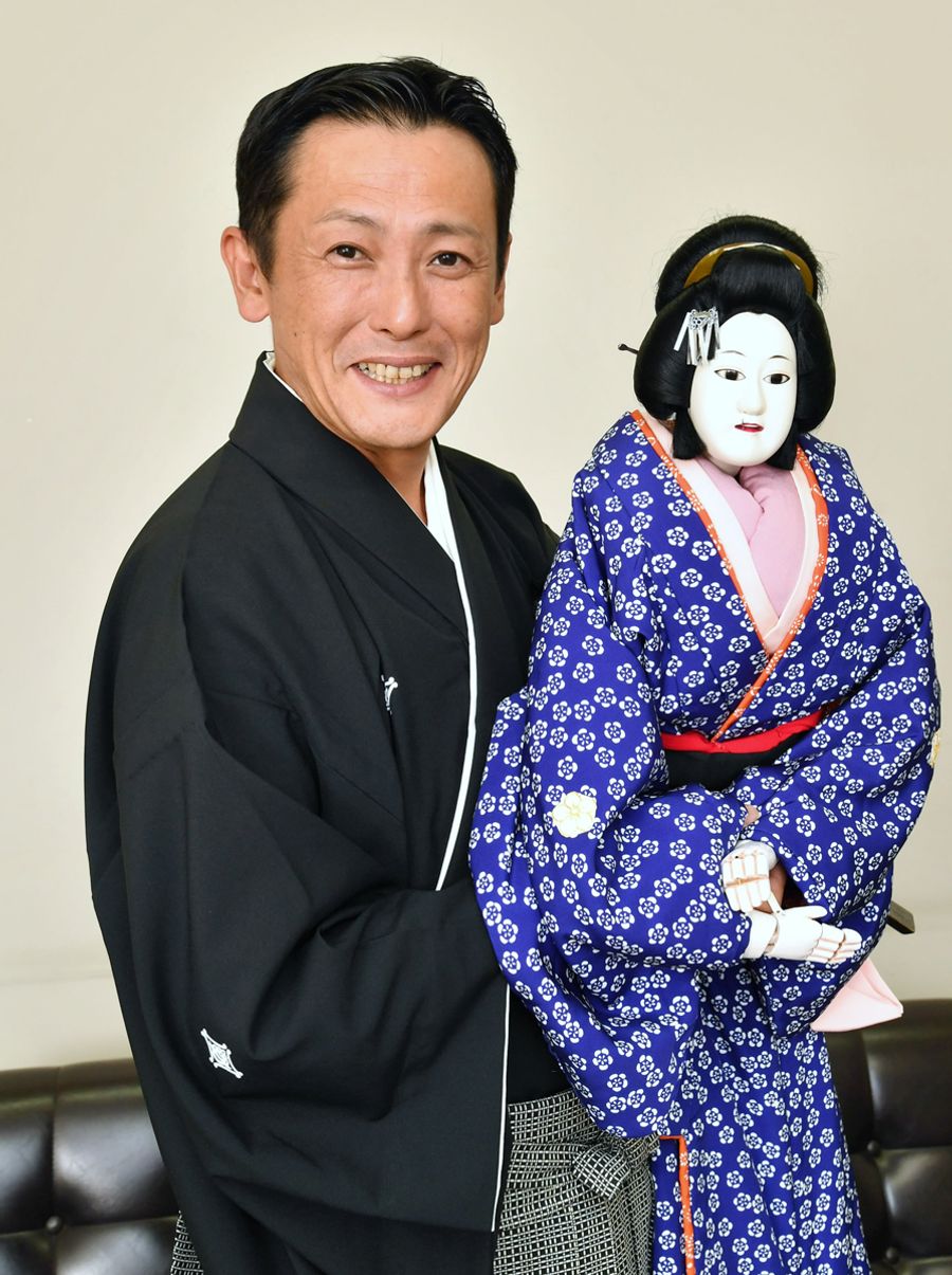 「軽い部類」という約３キロの人形を持つ吉田玉翔。「人形は国の物で普段は持ち出せないので、外での練習はイメトレです」（高知新聞社＝佐藤邦昭撮影）