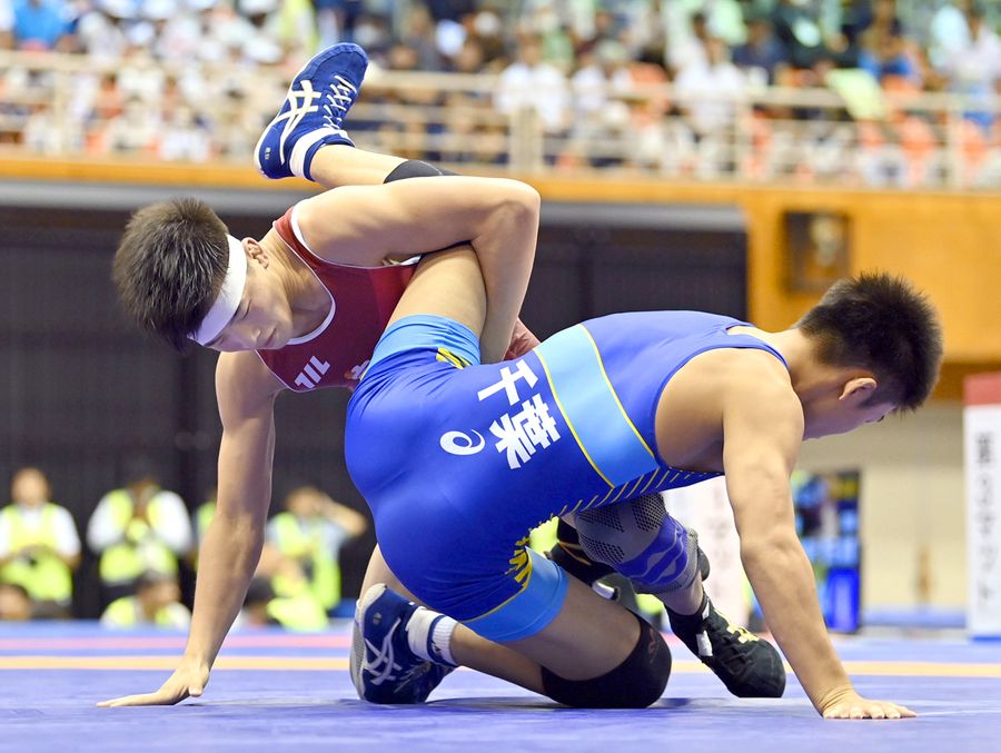 【少年男子フリースタイル６０キロ級準々決勝】千葉・里中飛雅＝右＝から４点先制した後も攻め続ける下田瑛太（日置市吹上浜公園体育館＝森本敦士撮影）