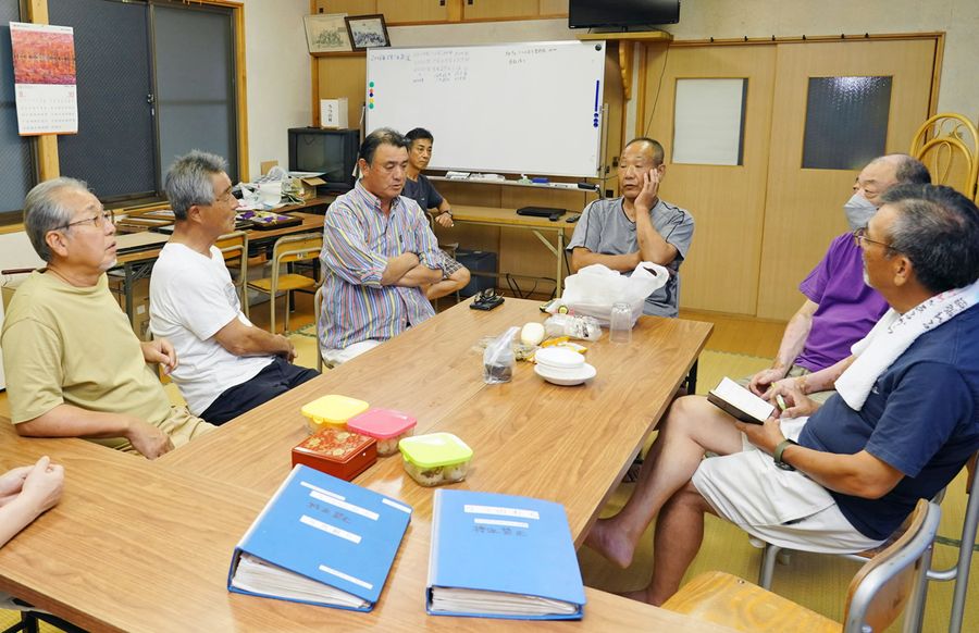 正月行事について話し合う青年団「うつのむら」のメンバーら(高知市宇津野の公民館)