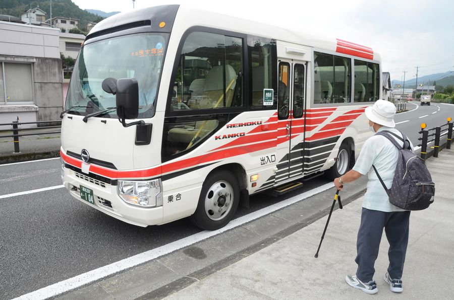 とさでん交通から路線を引き継いだ嶺北観光自動車のバス。高齢者にとって欠かせない足だ（本山町本山）