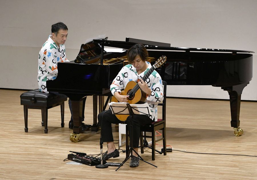 ＮＨＫ連続テレビ小説「らんまん」の挿入曲を演奏する山下俊輔さん＝右＝と阿部海太郎さん（佐川町の桜座）