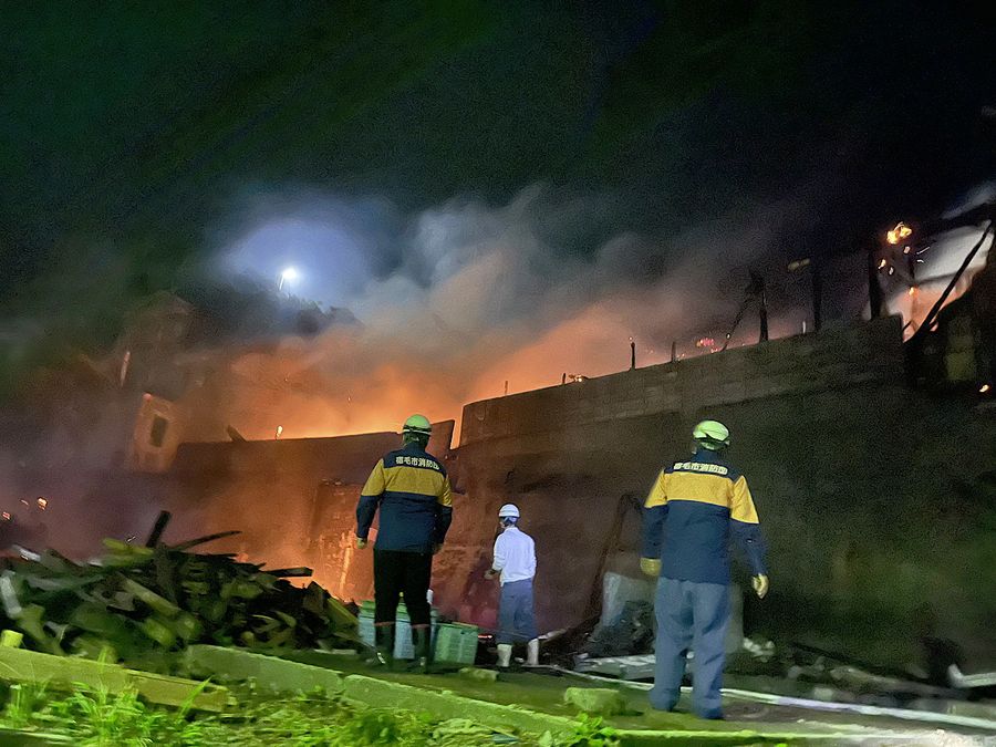 空き家４棟を全焼した火災現場（２４日午後８時１０分ごろ、宿毛市沖の島町鵜来島＝提供写真）