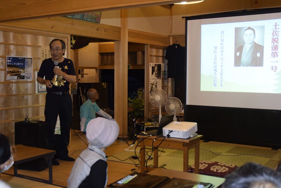 観月会で地元の偉人、吉村虎太郎の生涯を語る熊田光男さん（津野町の吉村虎太郎邸）