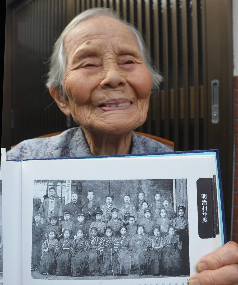 鹿尾の故郷には小学校卒業時の写真があった。「前列右から４番目」と山野上香井さん（四万十町志和）