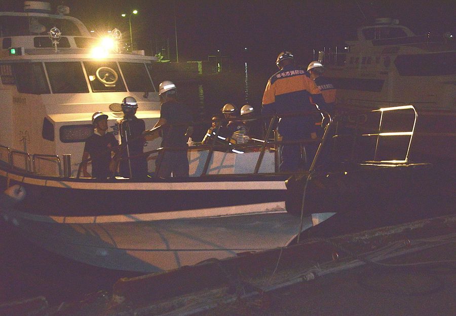 渡船に乗り込み鵜来島に向かう消防団員ら（２４日午後７時５０分ごろ、宿毛市片島の片島港）