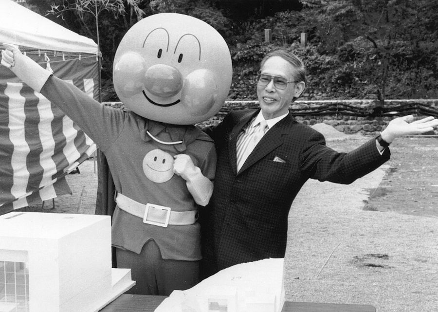 1995年6月、記念館の起工式でアンパンマンの着ぐるみとポーズを取るやなせたかしさん。古里ではいつも、一流のサービス精神を発揮した(香美市香北町美良布)