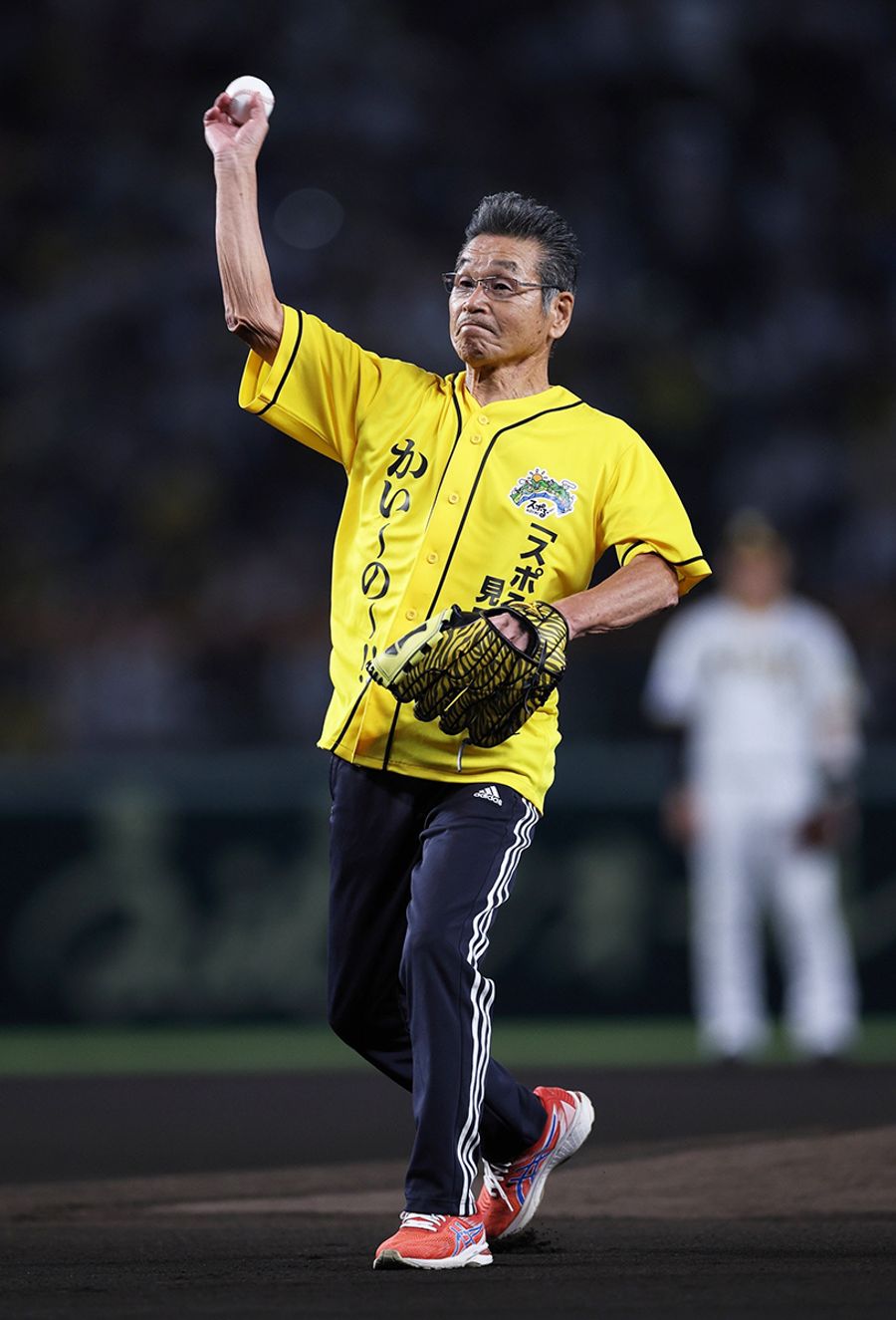 冠協賛試合「高知家・タイガースタウン安芸ナイター」で始球式を務めた間寛平さん（甲子園球場）