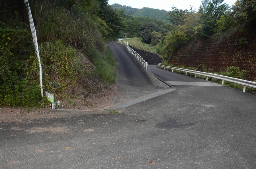 男性が顔から血を流して死亡していた事件現場（２８日午後４時ごろ、高知市一宮）