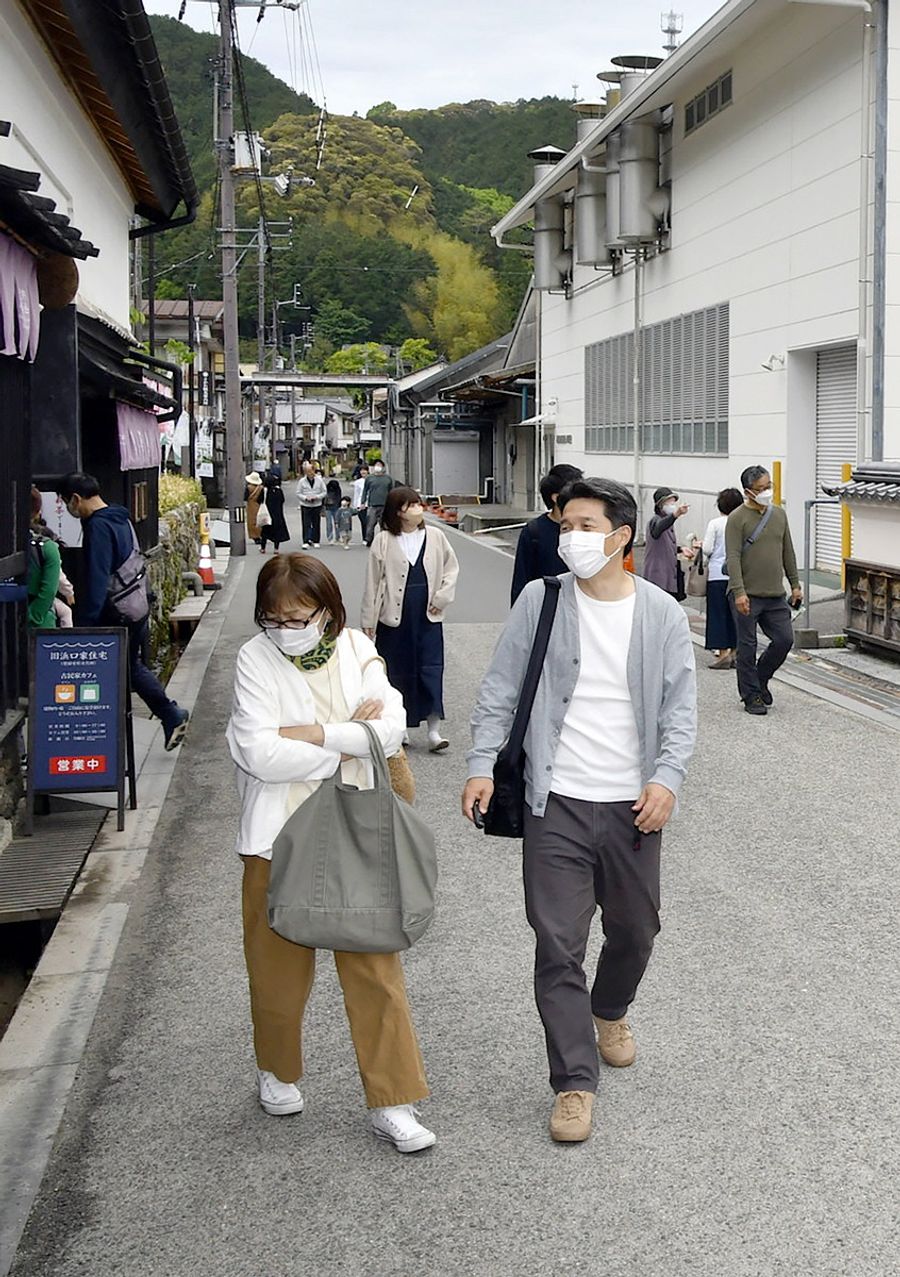 佐川町に残る歴史的な町並みをそぞろ歩く大勢の観光客（佐川町甲）