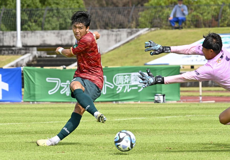 【高知ユナイテッドSC―レイラック滋賀】前半24分、高知U・小林心=左=が右足でゴール右隅へ流し込んで先制する(宿毛市陸上競技場=佐藤邦昭撮影)