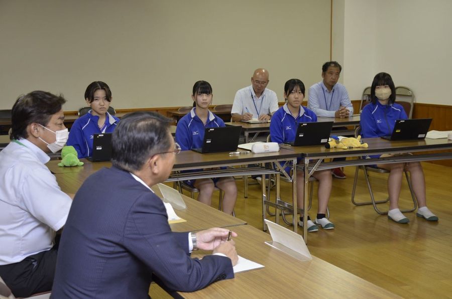 平山耕三市長と意見を交わす中学生(南国市の鳶ケ池中学校)