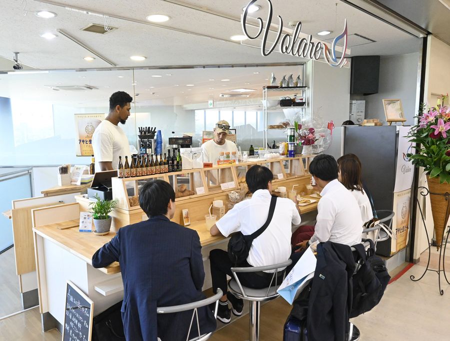 空港の利用者らでにぎわうカフェ「ボラーレ」（南国市の高知龍馬空港）
