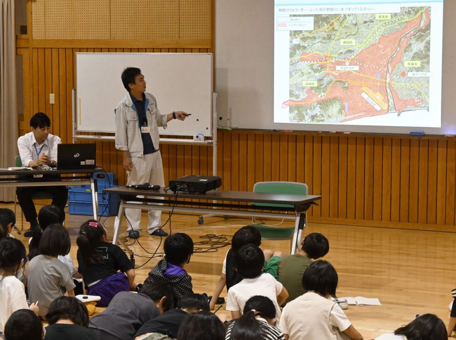 物部川流域の治水や水害について学ぶ子どもたち(香南市野市町西野の野市小学校)