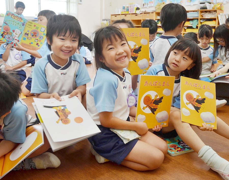 「あんぱんまん」の絵本に  大喜びの園児たち　（高知市の芸術学園幼稚園）