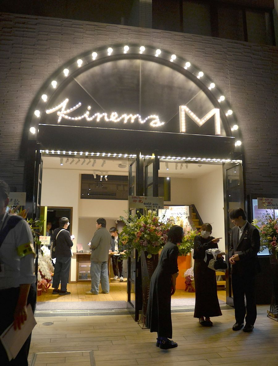 キネマＭの看板が点灯すると、古き良きシネマのムードが漂った（高知市帯屋町１丁目）