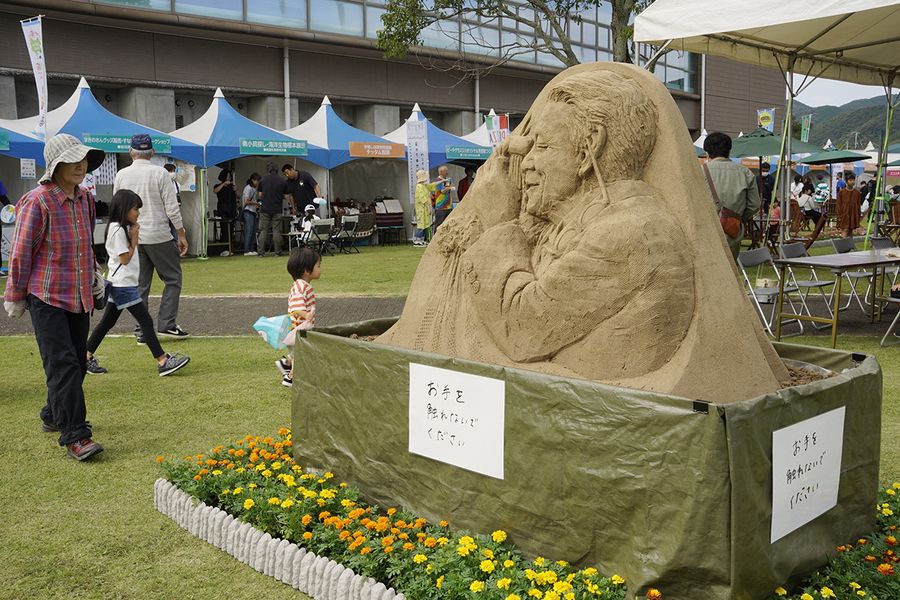 「らんまん」ファンや親子連れでにぎわう「まきのボタニカーニバル」（黒潮町入野）