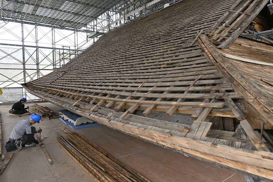 銅板の屋根板を撤去した修理中の土佐神社楼門(高知市)