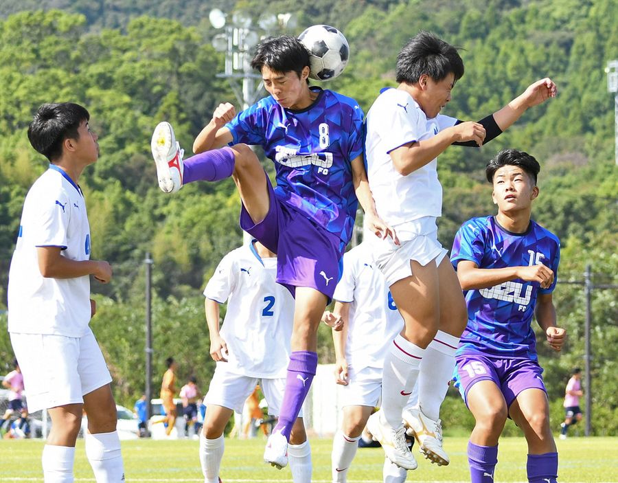 夢舞台への切符を懸けた全国高校サッカー選手権県大会が開幕。初参戦の合同チームも熱戦を繰り広げた(黒潮町フットボールセンターでの1回戦、小津―室戸・安芸・城山より=横田宰成撮影)