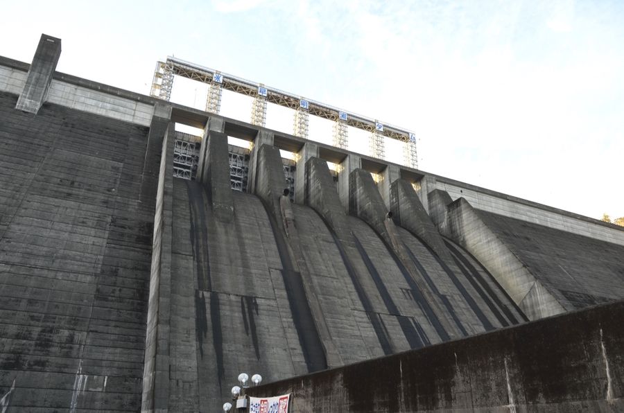 本山町と土佐町にまたがる早明浦ダムの巨壁。建設時には、嶺北地域に大きな犠牲も強いた