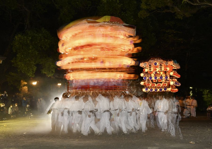 チョーサイ舞で勢いよく回る花台（室戸市の御田八幡宮）