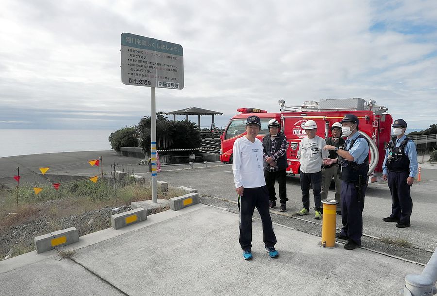 避難指示が発表され、海岸沿いで警戒する消防団員ら(9日午前10時ごろ、南国市久枝=森本敦士撮影)