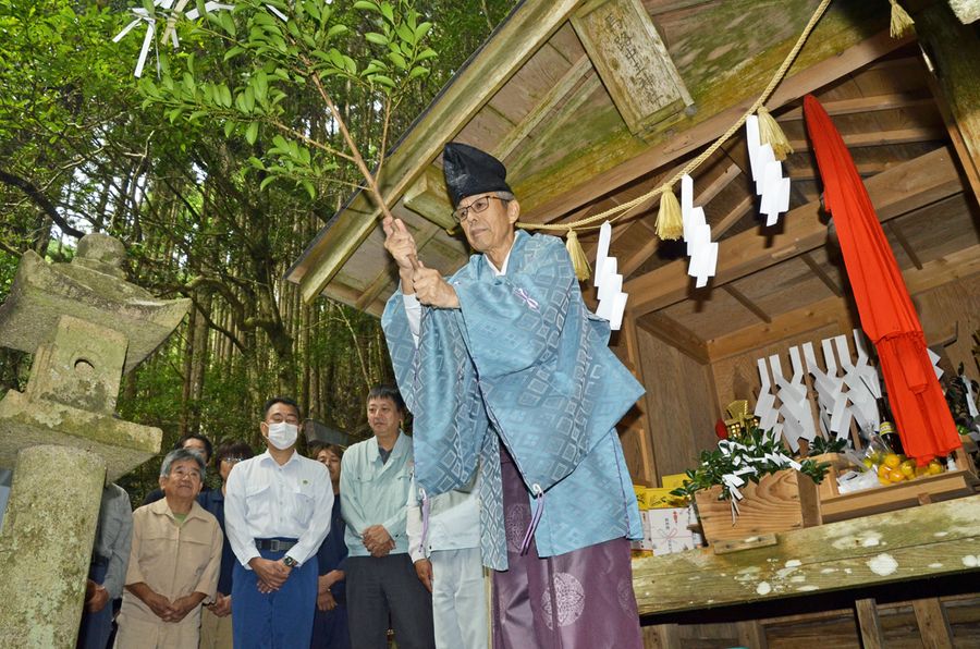 馬路城主をまつる秋祭りで執り行われた神事（北川村の馬路中王神社）