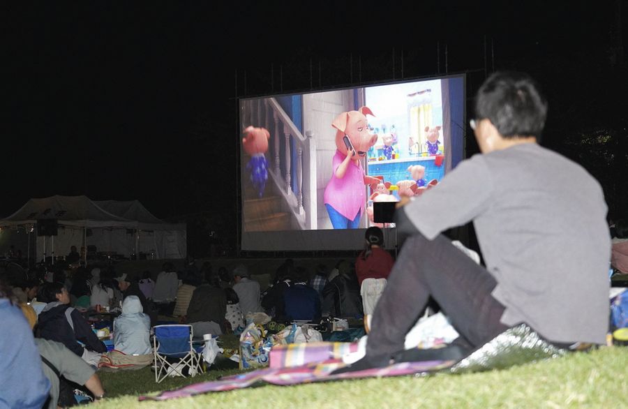 約１０００人が野外での映画上映を楽しんだ「かほく星空劇場」（香美市香北町美良布）