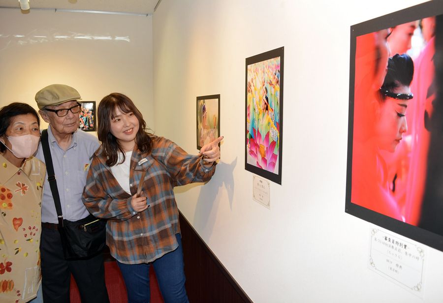 華やかな踊り子の表情が楽しめる作品展(高知市のよさこい情報交流館)