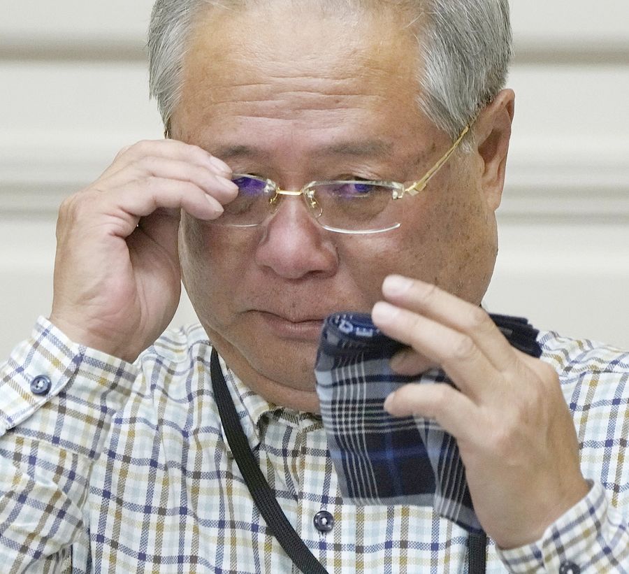 解散命令請求を受けて国会内で開かれたヒアリングで、涙をぬぐう橋田達夫さん