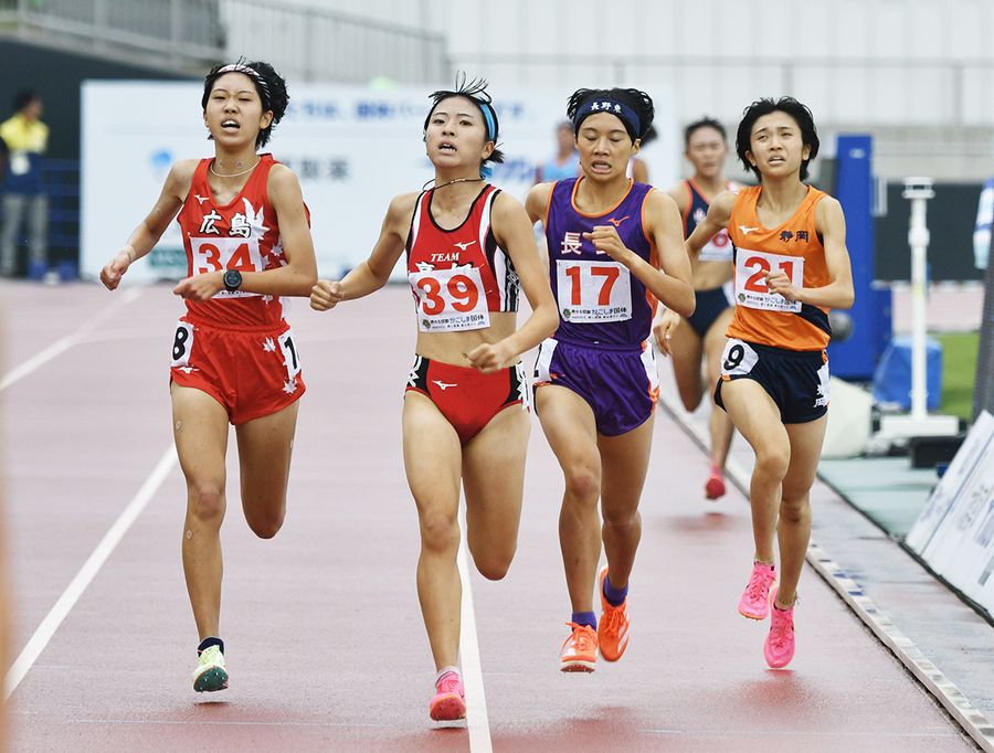 【少年女子Ａ３０００メートル決勝】最終盤、６位集団のスパート争いを制し、９分１６秒７３で入賞した穂岐山芽衣＝左から２人目（鹿児島市の白波スタジアム）