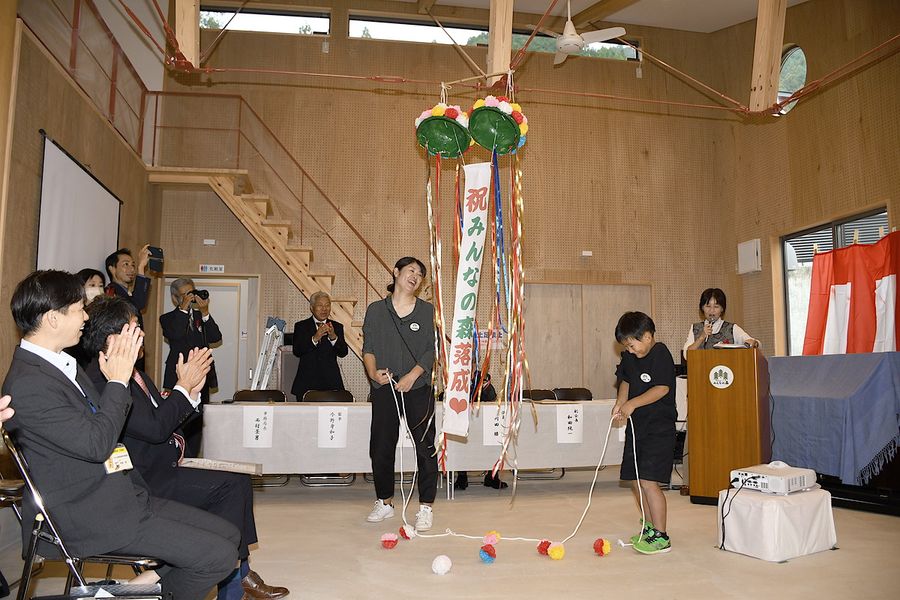 くす玉を割って拠点施設の完成を祝った落成式(土佐町土居の「みんなの森」)
