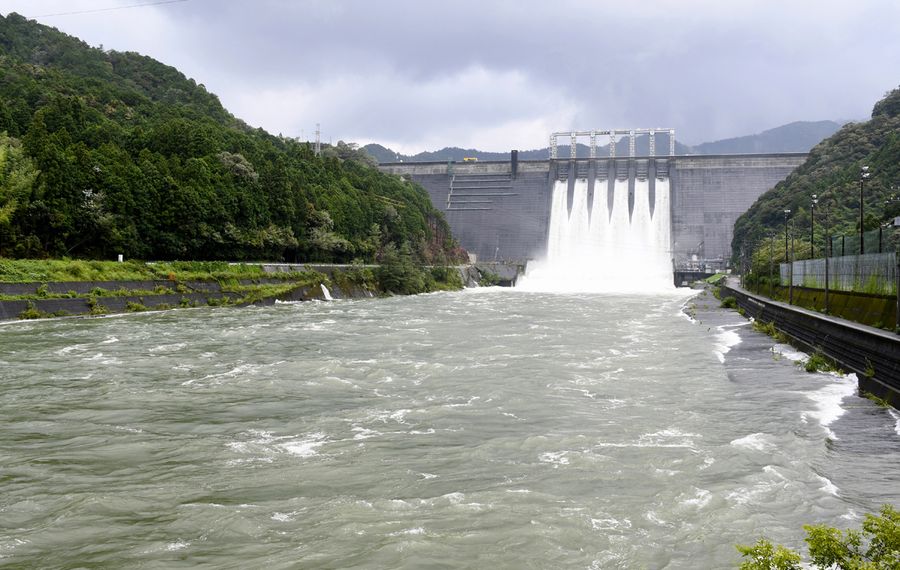今年8月の台風6号がもたらした大雨に伴い、全6門のゲートから放流する早明浦ダム。一時は緊急放流も検討された