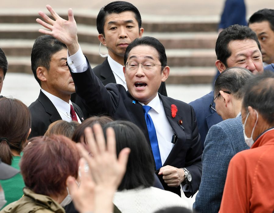 聴衆に手を振る岸田首相。県民の声は届くのか（高知市の中央公園）