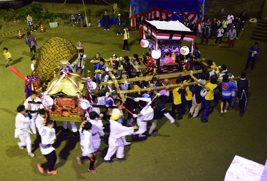 豪快なお練りが披露された鵜来島の秋祭り（宿毛市の旧鵜来島小中学校校庭）