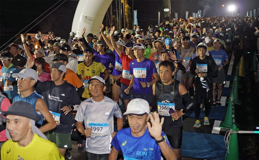 夜明け前にスタートを切った「四万十川ウルトラマラソン」（四万十市蕨岡甲）