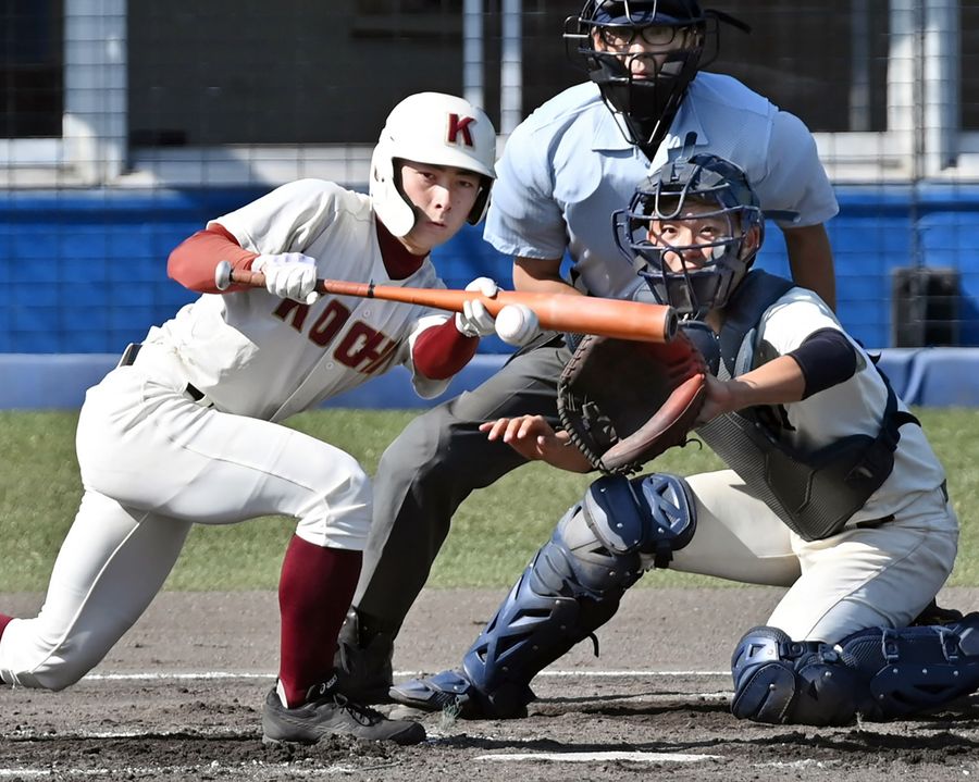 【決勝　高知―高知商】７回表高知１死三塁、西口が一塁側にスクイズを決め、三走が生還。２―０とする。捕手市川（春野球場＝森本敦士撮影）