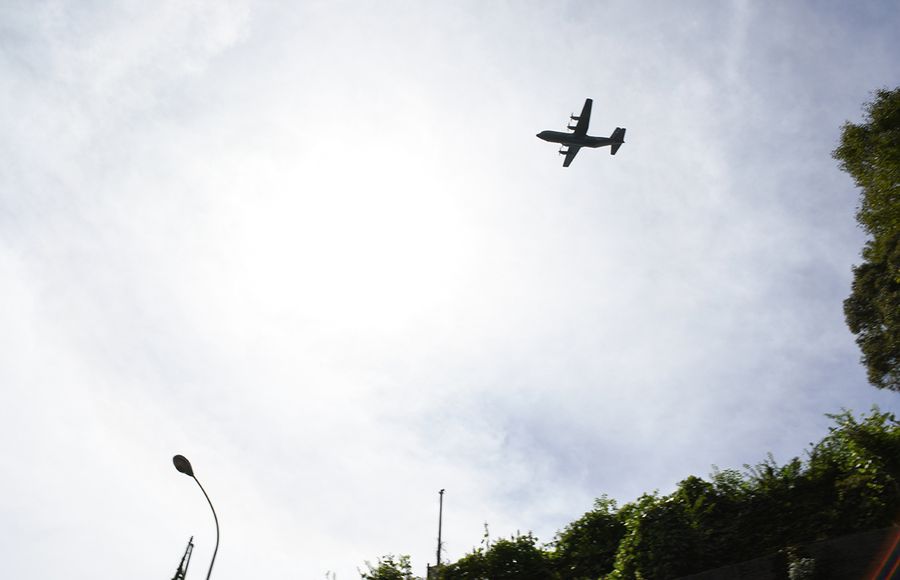 9月、早明浦ダム上空を低空飛行する米軍機。今でも県内の空に現れる
