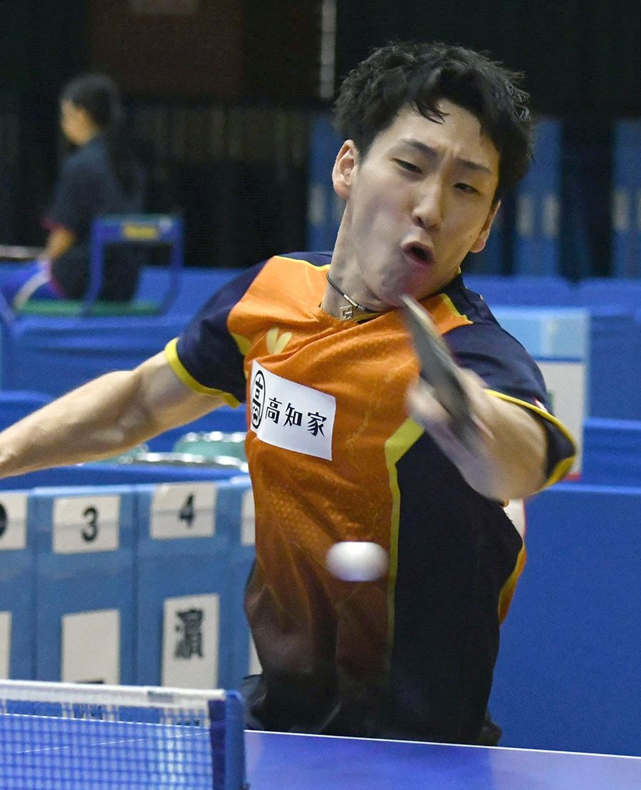 【成年男子準決勝　和歌山―高知】高知の第３単、西が勝利し、２―１と勝ち越す（鹿児島市のあいハウジングアリーナ松元）