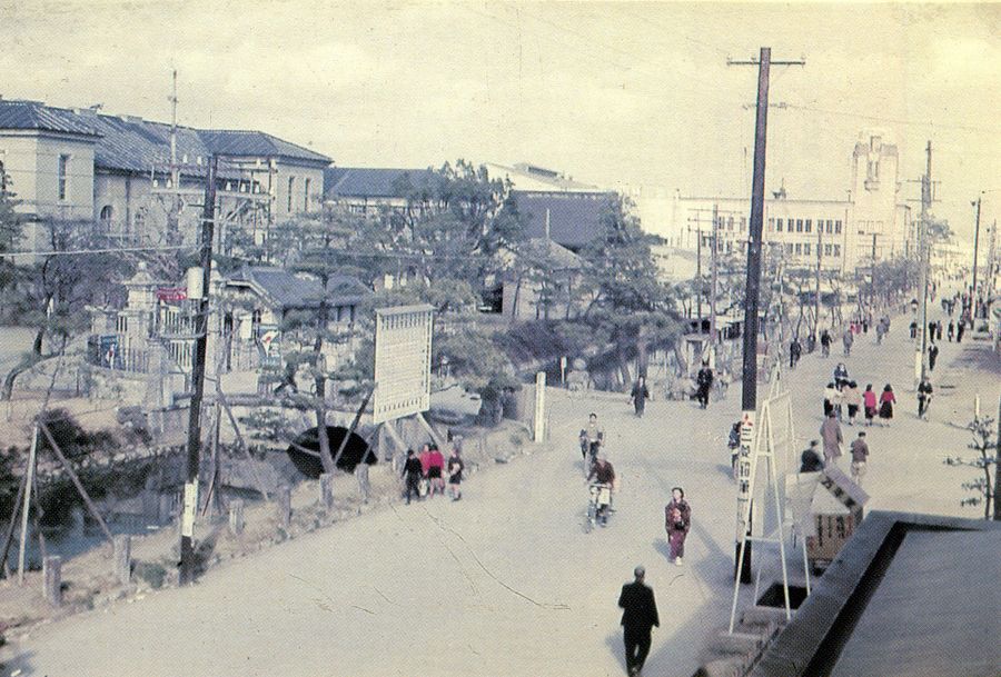 昭和２８年（１９５３年）の県庁前