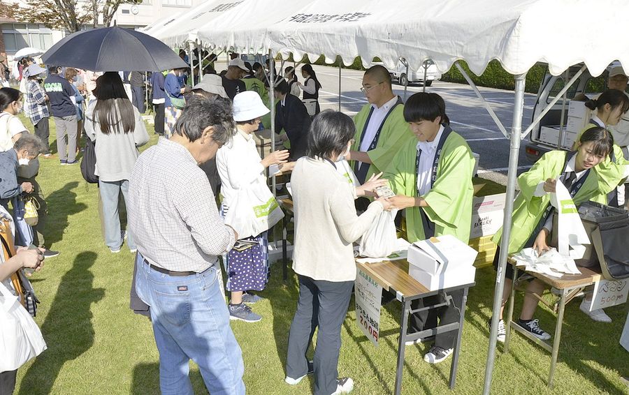 ベーコンやカレーパンを買い求める人でにぎわった「高農ふれあい市」（南国市東崎の高知農業高校）