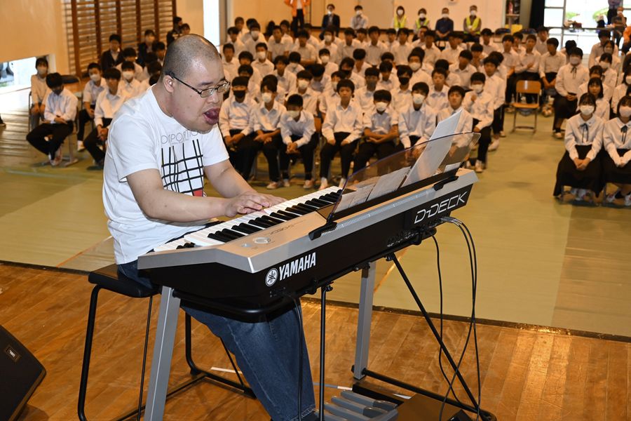 電子オルガンでポップスなどを演奏する武市光平さん（安芸市の清水ケ丘中学校）