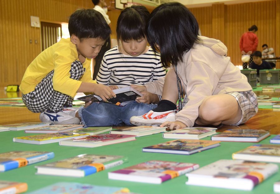 たくさんの中から見つけたお気に入りの本を手に取り、夢中になる児童ら(須崎市の吾桑小学校)