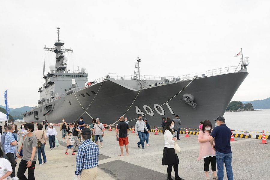 宿毛湾港に寄港した海上自衛隊の輸送艦「おおすみ」（２０２１年６月）