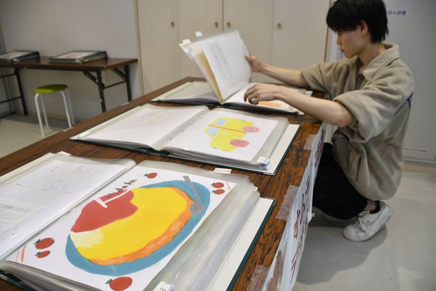 オムライス街道をPRするデザイン画が並ぶ展示会（佐川町加茂の「まきのさんの道の駅・佐川」）