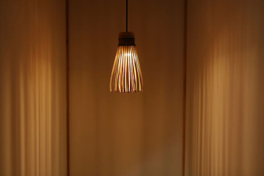 茶せんがモチーフの照明は、建築士と電気工事士の知人と一緒に最近手がけた作品